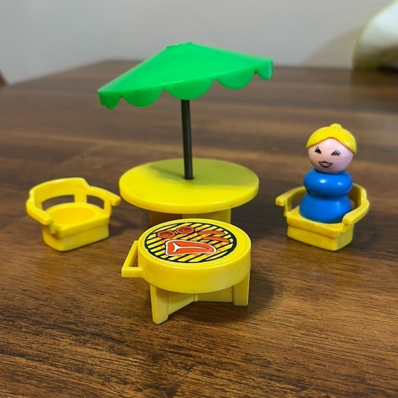 VINTAGE FISHER PRICE PATIO TABLE W/ UMBRELLA, CHAIRS, GRILL & LITTLE PEOPLE FIG. - Picture 1 of 9